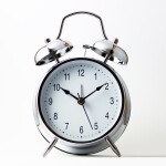 Đồng hồ báo thức cổ điển